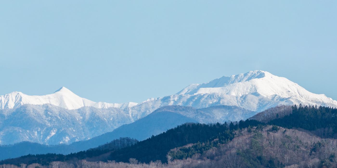 山頂に雪が積もっている幌尻岳の写真