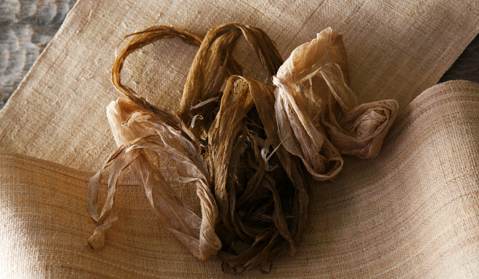 アッニ（オヒョウ）などの広葉樹の樹皮の繊維を釜で煮て干した物の写真